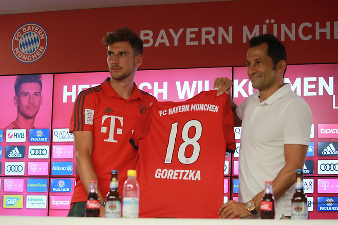 ▲ 바이에른 입단식을 가진 고레츠카(왼쪽) ⓒ바이에른 뮌헨