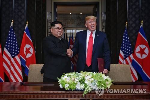 사진은 지난 6월 12일 싱가포르 센토사 섬 카펠라호텔에서 열린 북미정상회담에서 북한 김정은 국무위원장과 미국 도널드 트럼프 대통령이 공동합의문에 서명을 마친 뒤 악수하는 모습. [연합뉴스 자료사진]