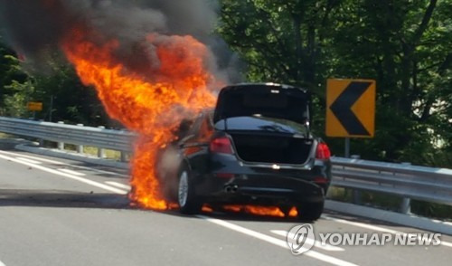 '불타는 차' BMW 520d 승용차에서 또 불 (원주=연합뉴스) 2일 오전 11시 47분 강원도 원주시 부론면 흥호리 영동고속도로 강릉방면 104㎞ 지점에서 리콜(시정명령) 조치에 들어간 차종과 같은 모델인 BMW 520d 승용차에서 또 불이 났다.  [강원경찰청 고속도로순찰대 제공]    jlee@yna.co.kr