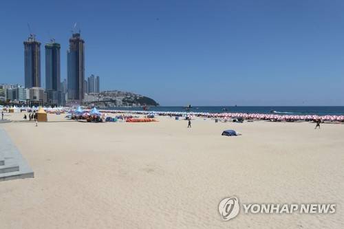 피서객 어디갔나 대낮 텅빈 백사장 (부산=연합뉴스) 조정호 기자 = 2일 부산 해운대해수욕장 백사장 모습. 8월초는 여름방학과 휴가철이 겹쳐 극성수기 이지만 올해는 폭염이 지속되면서 물놀이를 하는 해변 부근에만 파라솔이 설치돼 있고 대부분의 백사장이 비어있다. ccho@yna.co.kr