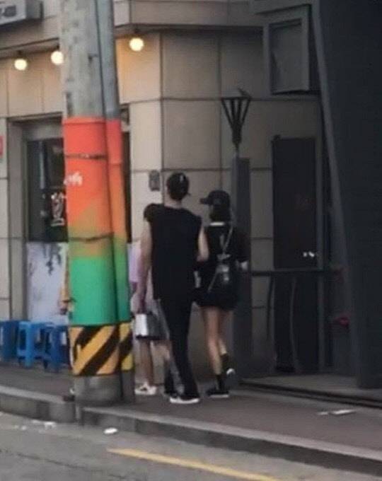 펜타곤의 멤버 유토와 걸그룹인 CLC의 예은의 데이트 장면이라고 추정되는 사진이 각종 SNS와 온라인 커뮤니티를 통해 퍼지고 있다. <온라인 커뮤니티>