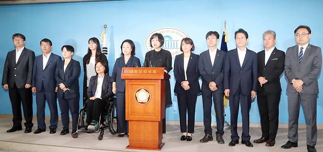 정의당 이정미 대표와 당직자들이 지난달 30일 오전 국회 정론관에서 정의당 고 노회찬 원내대표의 죽음에 애도의 뜻을 보내주신 국민께 고개 숙여 감사인사를 하고 있다. 김경호 선임기자 jijae@hani.co.kr