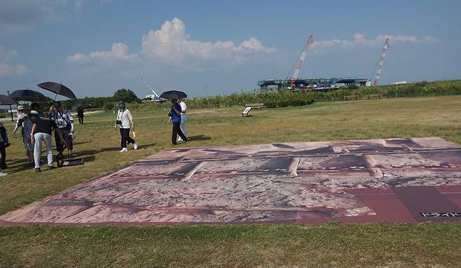 유네스코의 산업유산으로 지정된 일본 사가현 해군기지 유적지. 매립되면서 도크 시설이 땅에 파묻히고, 바닥에는 당시 모습의 사진이 설치돼 있다. 조사단 제공.