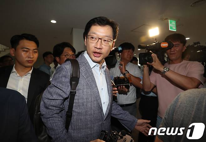김경수 경남도지사가 지난 3일 오전 취재진에 둘러싸인 채 경남도청 집무실로 향하고 있다.  /뉴스1 © News1 여주연 기자