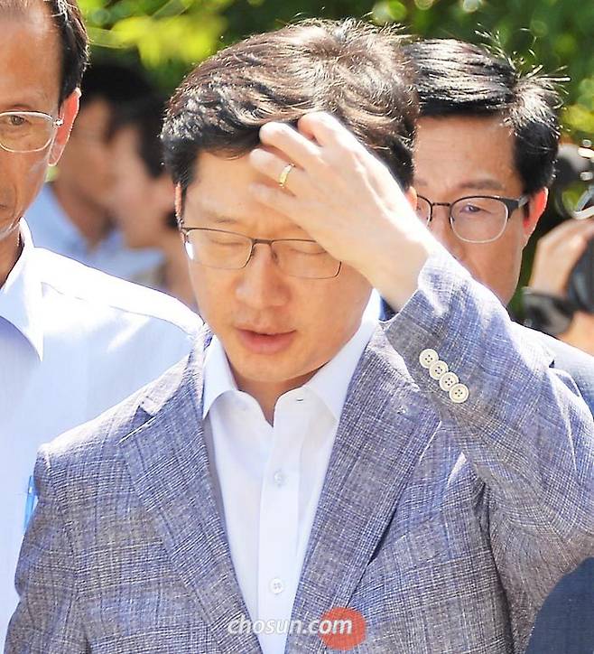 김경수 경남지사가 3일 오후 경남 김해시 주촌면 무더위 쉼터로 들어서고 있다. 그는 이날‘드루킹 댓글 조작’사건을 수사하는 허익범 특검팀으로부터 6일 출석하라는 통보를 받았다. /김동환 기자