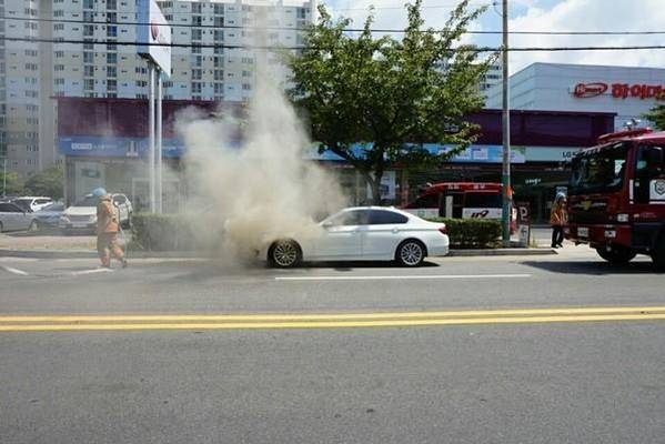 4일 오후 2시 15분 전남 목포시 옥암동 하이마트 앞 도로에서 불이 난 BMW 520d 승용차. 소방대원들이 화재를 진압하고 있다./전남 목포소방서 제공