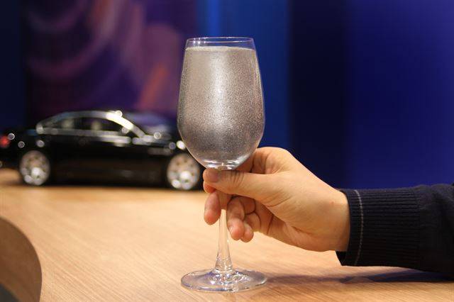 MLCC(적층세라믹콘덴서)로 와인잔을 가득 채우면 1억원이 훌쩍 넘는다. 삼성전기 제공