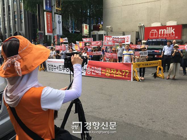 8월 1일, 서울 강남역 인근 드루킹 특검 사무실 앞에서 유튜브 채널 ‘신의한수’ 스태프가 집회 장면을 촬영하고 있다. / 백철 기자
