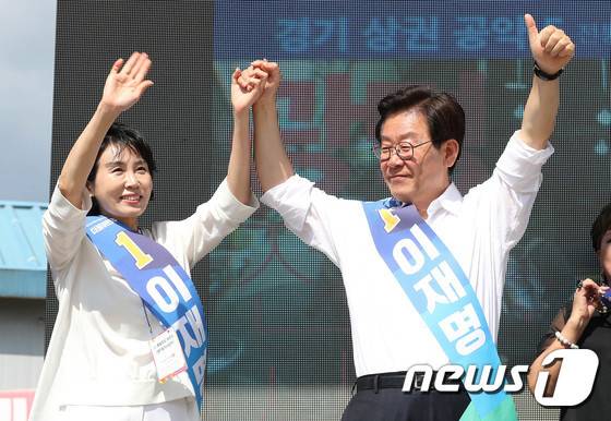 이재명 경기도지사와 부인 김혜경씨. 6.13지방선거 당시 유세 장면. 2018.6.12/© News1 박세연 기자