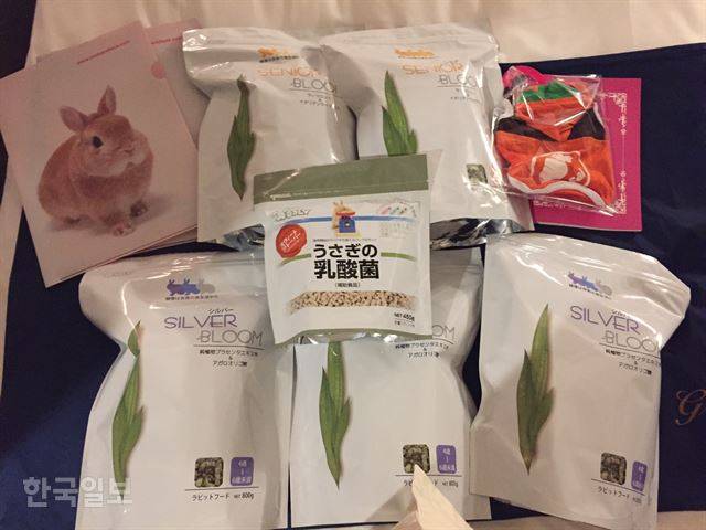 일본 토끼 전문 매장에서 구입한 사료와 영양제. 이순지 기자