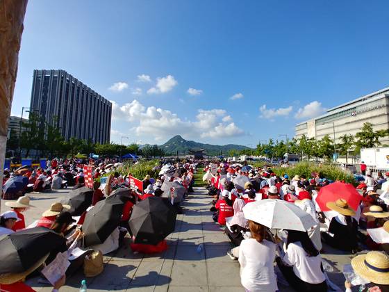 4일 광화문광장에서 열린 '불편한용기' 4차집회. 김정연 기자