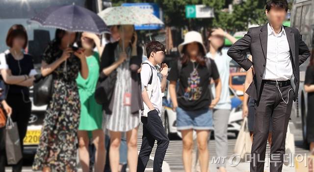 지난달 17일 전국 대부분 지역에 특염특보가 내려진 가운데, 서울 광화문 네거리에 긴팔 재킷과 긴 바지 차림의 직장인이 서있다. /사진=김휘선 기자