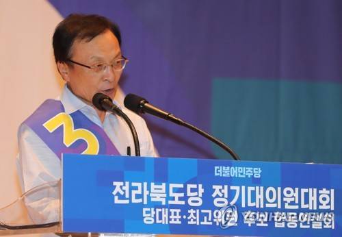 지지 호소하는 이해찬 민주당 당대표 후보 (완주=연합뉴스) 정경재 기자 = 이해찬 더불어민주당 당대표 후보가 4일 오후 전북 완주군 삼례읍 우석대학교에서 열린 더불어민주당 전라북도당 정기대의원대회 및 당대표·최고위원 후보 합동연설회에서 지지를 호소하고 있다. 2018.8.4      jaya@yna.co.kr