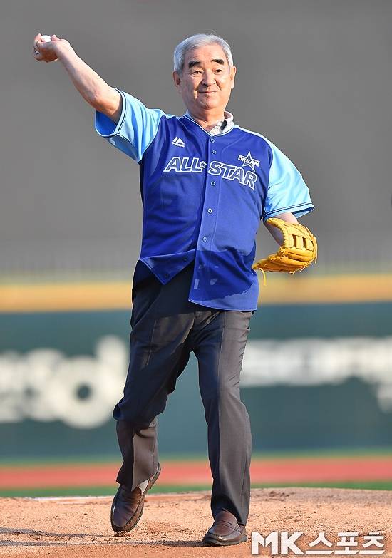 2018 KBO리그 올스타전이 14일 울산 문수야구장에서 열렸다. 강병철 롯데 전 감독이 시구를 하고 있다. 사진=옥영화 기자