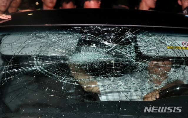 【서울=뉴시스】이영환 기자 = 김기춘 전 청와대 비서실장이 석방돼 6일 새벽 서울 송파구 동부구치소를 나서자 석방을 반대하는 시민들이 차량을 파손했다. 2018.08.06.  20hwan@newsis.com