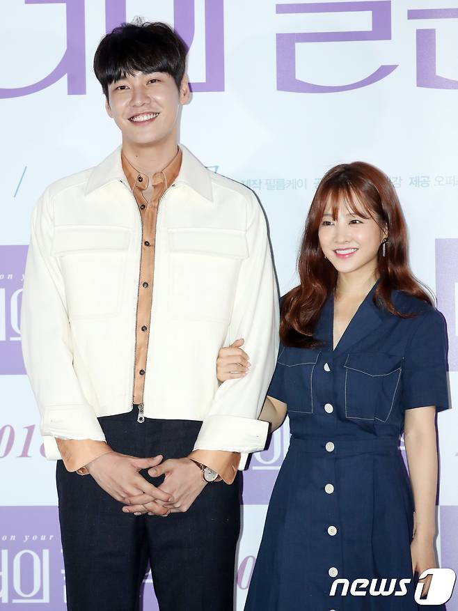 배우 김영광, 박보영(오른쪽)이 7일 오후 서울 코엑스 메가박스에서 열린 영화 ‘너의 결혼식’ 언론시사회에 참석해 포즈를 취하고 있다. '너의 결혼식'은 3초의 운명을 믿는 승희(박보영 분)와 승희만이 운명인 우연(김영광 분), 좀처럼 타이밍 안 맞는 그들의 다사다난 첫사랑 연대기를 그린 작품이다. 2018.8.7./뉴스1 © News1 권현진 기자