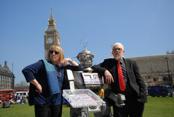 킬러 로봇 개발 반대 단체인 '스톱 킬러 로봇'이 영국 런던의 국회의사당 앞에서 반대 시위를 진행하고 있다. [사진 스톱 킬러 로봇]