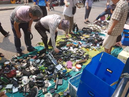 지난 2일 서울 종로구 동묘시장에서 중고품을 고르고 있는 사람들.