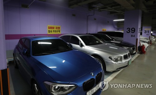 BMW 전용 주차구역 (서울=연합뉴스) 신준희 기자 = BMW 차량의 주행 중 화재 사고가 잇따라 발생하는 가운데 6일 서울 도심의 한 건물 지하 주차장에 BMW 차량들이 지정된 임시 주차구역에 주차돼 있다. 2018.8.6      hama@yna.co.kr