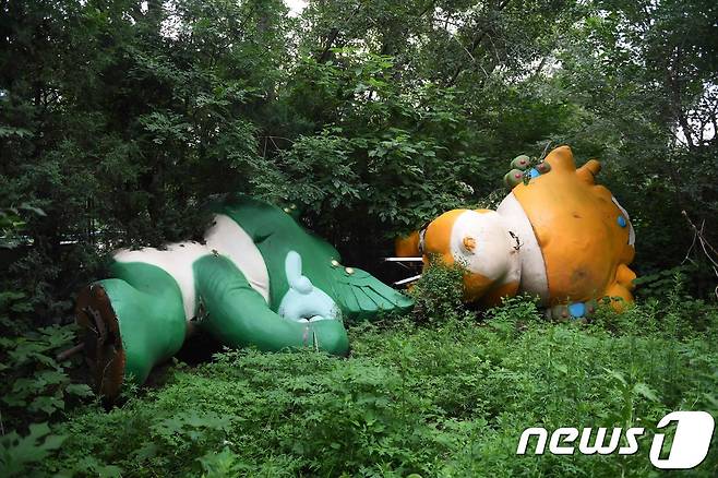 베이징 올림픽 마스코트가 비치발리볼 경기가 열렸던 경기장 인근 숲에 버려져 있다. © AFP=뉴스1 © News1