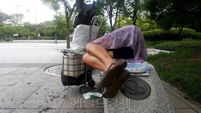 지난 7월 11일 서울 영등포구에 있는 한 공원에서 만난 여성 노숙인. 이곳에서 생활한지 15년이 넘었다고 했다. [정세희 기자/say@heraldcorp.com]