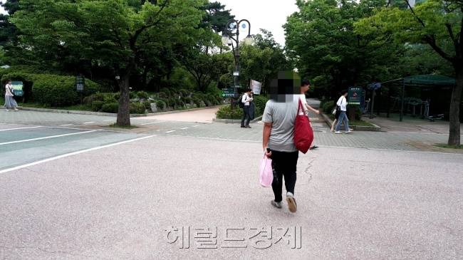 서울 영등포구 공원에서 만난 30대 여성 노숙인. 그는 낮시간 인적이 드문 공공화장실에서 잠을 잔다. [정세희 기자/say@heraldcorp.com]