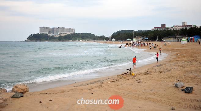 한여름인데… 찬바람 부는 속초 해수욕장 - 더위가 이어진 8일 강원 속초시 속초해수욕장이 한산한 모습을 보이고 있다. 지난 5일 속초 최고 기온은 38.7도로, 1968년 1월 1일 이후 최고치를 기록했다. 올여름 동해안 93개 해수욕장의 누적 피서객(7일 기준)은 1318만6843명으로 11일이나 폐장했던 지난해 같은 기간(1533만5067명)보다도 14%(214만8224명)나 감소했다. /정성원 기자