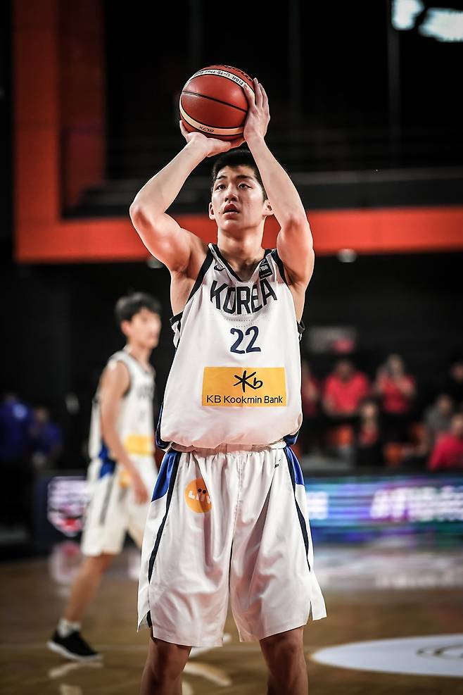 ▲ 한국 U18 대표 팀의 골밑을 지키고 있는 여준서 ⓒ 대한민국농구협회