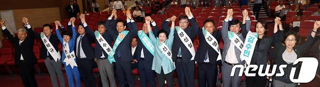 10일 오후 서울 여의도 국회의원회관에서 열린 바른미래당 예비경선 후보자 정견발표회에서 당대표·최고위원 후보들이 기념촬영을 하고 있다. 오른쪽부터 김삼화 선거관리위원장, 김수민 후보, 하태경 후보, 김영환 후보, 장성철 후보, 신용현 후보, 정운천 후보, 장성민 후보, 이수봉 후보, 이준석 후보, 권은희 후보, 손학규 후보, 김동철 비상대책위원장. 2018.8.10/뉴스1 © News1 안은나 기자
