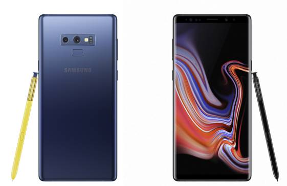 삼성전자의 새 플래그십 스마트폰 갤럭시노트9이 공개됐다. 배터리성능과 스마트펜인 S펜 기능이 추가된 점이 특징이다. 왼쪽부터 오션 블루 모델과 미드나이트블랙. 오션 블루 모델은 펜이 노란색으로 포인트가 있다. /삼성전자 제공