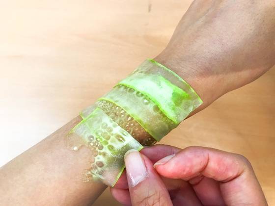 피부에 올릴 때는 두세 장씩 겹쳐서 붙인다. 동그랗게 써는 것보다 잘 붙고 수분감도 오래 유지된다.