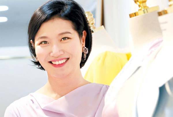 국내 최고의 예술가들이 드레스 디자이너 정윤민 씨의 작은 아틀리에를 찾는다. 가장 아름다운 모습으로 무대에 서고, 최고의 기량을 발휘할 수 있도록 해줄 의상을 고르기 위해서다. 정씨는 "의뢰를 받고 작품이 나오기까지 24시간 내내 그분 음악을 듣고 공연을 반복해 보면서 예술가의 내면을 이해하기 위해 최선을 다한다"고 말한다. [이충우 기자]