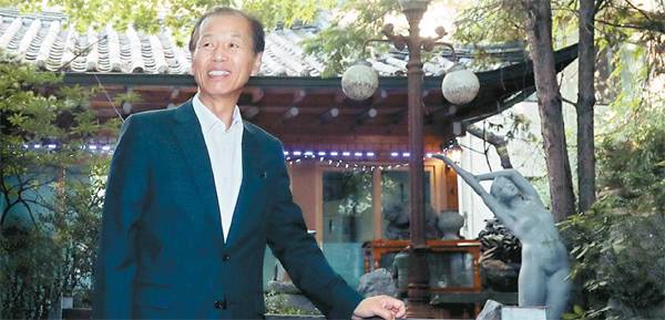 최문순 강원도지사가 36년 전통 춘천 부안막국수를 소개하고 있다. 막걸리가 생각날 때마다 들른다는 부안막국수는 기와지붕 아래 평상과 수령(樹齡) 70년 이상 된 후박나무 등 고풍스러운 분위기를 풍기는 곳이다.
