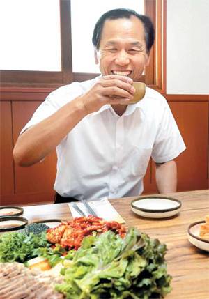 최문순 강원도지사가 부안막국수에서 강원 발전을 위해 건배를 제의하고 있다.