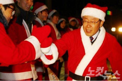 시장 재임시 산타클로스 복장을 한 이재명 경기도지사.(사진=자료사진)