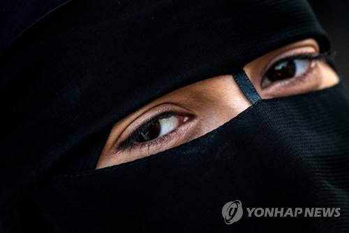 니캅을 입은 여성 [EPA=연합뉴스]