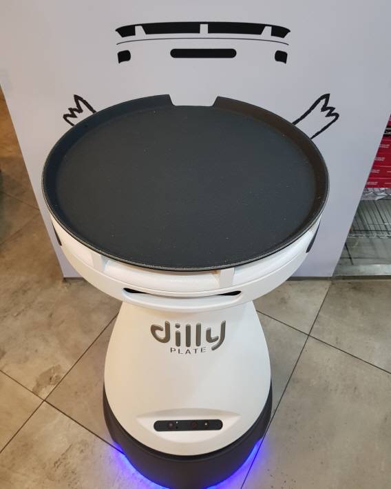 음식을 올려놓고 안정적인 자율주행이 가능하도록 딜리 본체 윗 부분은 쟁반처럼 생겼다.(사진=강신우 기자)