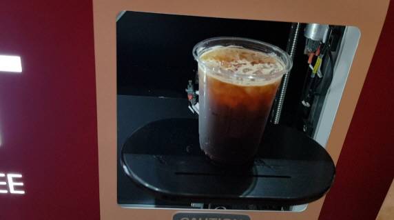 로빈이 만든 아메리카노가 픽업대에서 나오고 있다.(사진=강신우 기자)