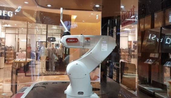 로빈이 손을 흔들며 보이고 있다.(사진=강신우 기자)