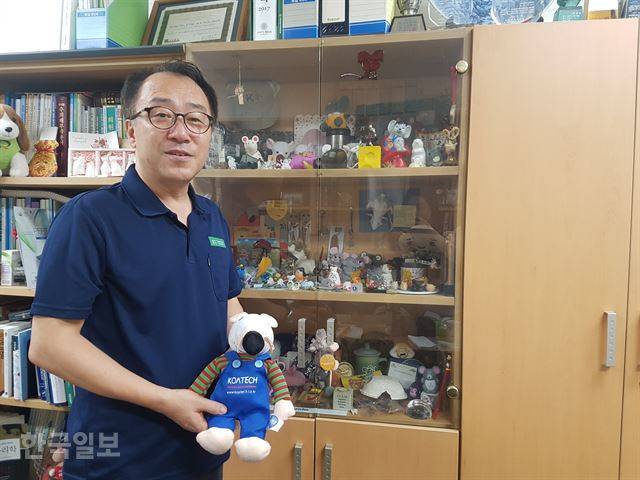 한진수 건국대 3R동물복지연구소장이 자신의 별명 '쥐박사'를 증명하듯 쥐 인형을 내보이고 있다. 그는 1987년 1월부터 실험쥐와의 인연을 이어오고 있다. 박지연 기자