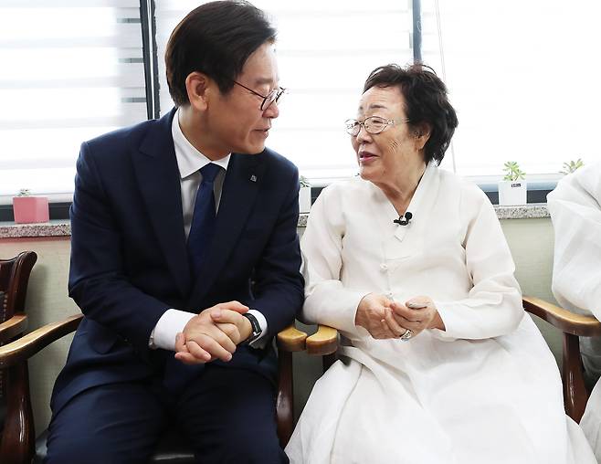 11일 오전 경기도 광주시 나눔의 집에서 열린 '일본군 성노예 피해자 기림행사'에서 이재명 경기지사가 이용수 할머니와 이야기를 나누고 있다. [연합뉴스]