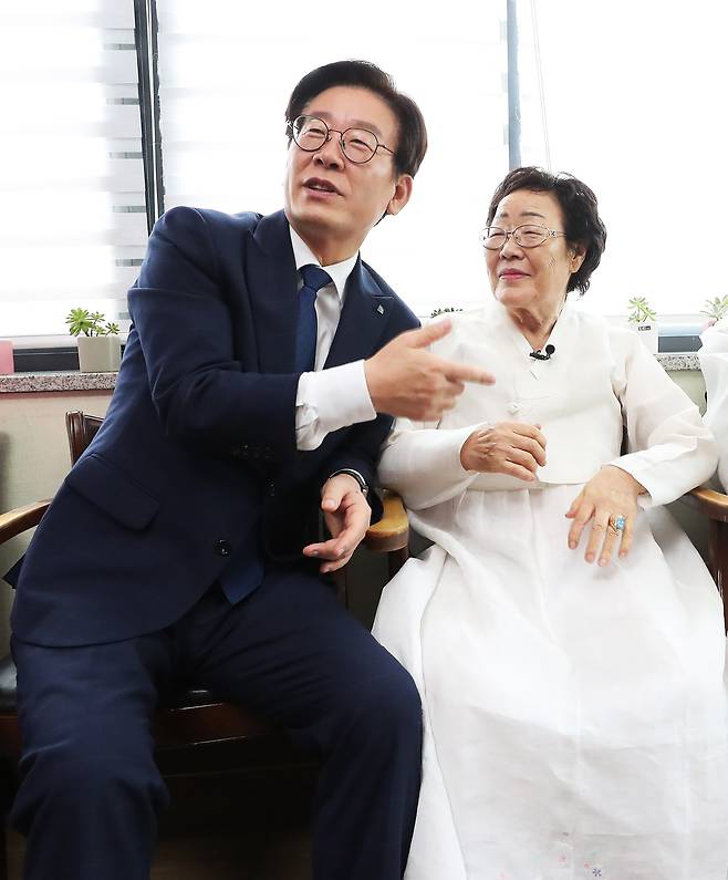 11일 오전 경기도 광주시 나눔의 집에서 열린 '일본군 성노예 피해자 기림행사'에서 이재명 경기지사가 이용수 할머니와 이야기를 나누고 있다. [연합뉴스]