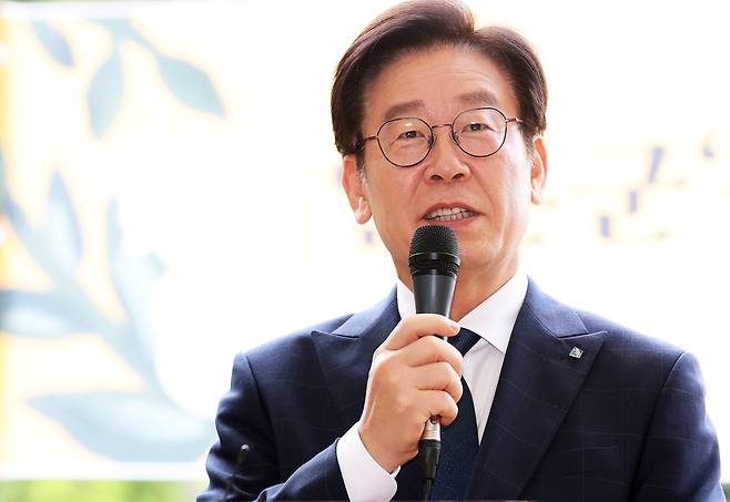 11일 오전 경기도 광주시 나눔의 집에서 열린 '일본군 성노예 피해자 기림행사'에서 이재명 경기지사가 기림사를 하고 있다. [연합뉴스]