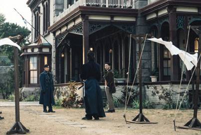 글로리 호텔 뒷마당에서 마주친 세 남자 주인공.