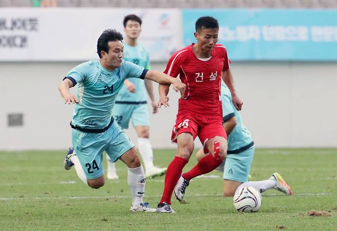 11일 오후 서울월드컵경기장에서 열린 남북노동자통일 축구대회 한국노총 대표팀과 북측 조선직업총동맹 건설노동자팀의 경기. 한국노총 김선영과 북한 건설노동 강국철이 공을 다투고 있다. 연합뉴스