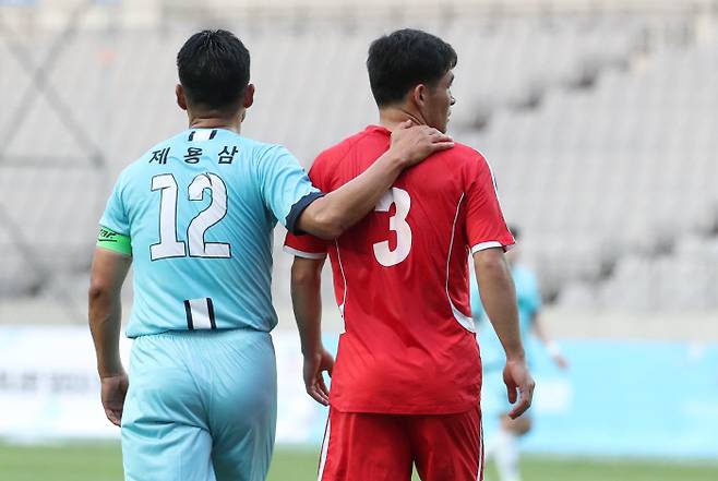 11일 오후 서울월드컵경기장에서 열린 남북노동자통일 축구대회 한국노총 대표팀과 북측 조선직업총동맹 건설노동자팀의 경기. 한국노총 제용삼(왼쪽)이 북한 건설노동자팀 문성호와 어깨동무를 하고 있다. 연합뉴스