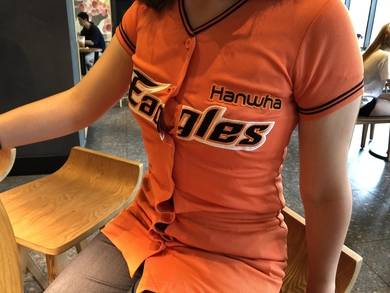 기자가 입어본 한화 이글스 여성용 원피스 유니폼. 사이즈 표대로 주문했지만 작아서 옷이 벌어질 정도였다. /백윤미 기자