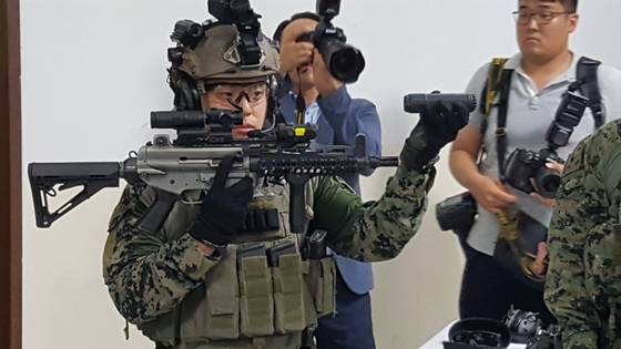 워리어플랫폼을 갖춰 입은 특전사 요원. 이철재 기자