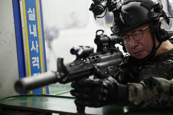 워리어플랫폼 액서서리와 장구를 맛보기 수준으로 입은 기자의 모습. [사진 육군]