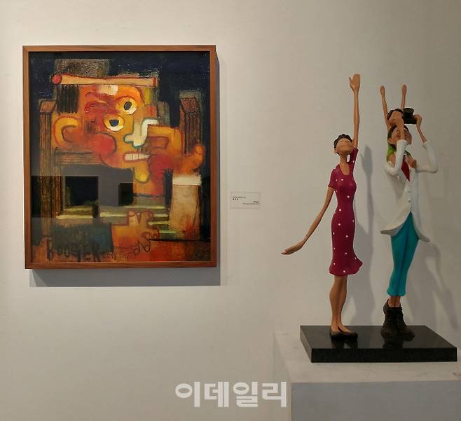문형태의 ‘꼬딱지’(2018)와 김경민의 ‘하이’(2015). 두 작가는 특별할 것 일상에 어떻게 힘을 실을지 잘 안다. 어색한 무게감은 빼버리고 유쾌한 상상력으로 무장한 그들의 인물들은 ‘지치는 세상살이에 내린 딱 한 줄기 위로’로 승부를 건다(사진=오현주 문화전문기자).